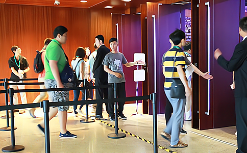 超高頻讀寫(xiě)器應(yīng)用于AWS技術(shù)峰會(huì)，提供參會(huì)人員統(tǒng)計(jì)人員定位服務(wù)